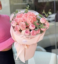 Букет "Тамия" S из гортензии и пионовидных спрей