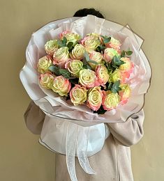 Букет из 21 градиентной розы с эвкалиптом 
