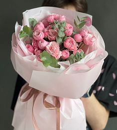 Букет "Наргиза" из пионовидных спрей роз и эвкалипта