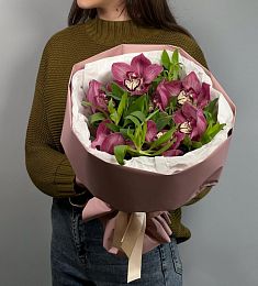 Букет "Зоуи" из орхидей и рускуса