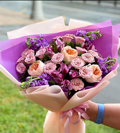 Композиция "Ванильный ветер" из альстромерий, маттиолы и роз