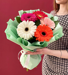 Букет из 5 гербер и рускуса 