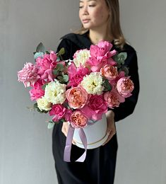 Композиция "Starry Embrace" из лизиантусов, роз и эвкалипта