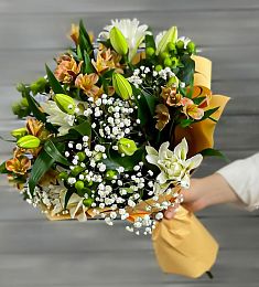 Букет "Легкость воздуха" из альстромерий, лилий и гипсофил