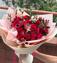 Композиция "Белла Чао" из анемонов и роз