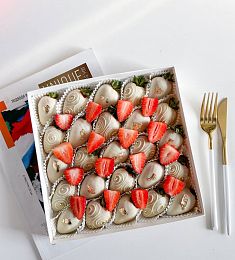 Клубничный бокс "Айлин" клубника в белом шоколаде