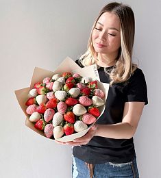 Клубничный конус "Жемчуг" клубника в белом и молочном шоколаде со свежими ягодами