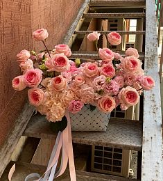 Букет в корзине "Exciting" из роз и лизиантусов