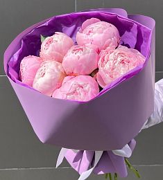 Букет из 7 нежных голландских пионов в оформлении