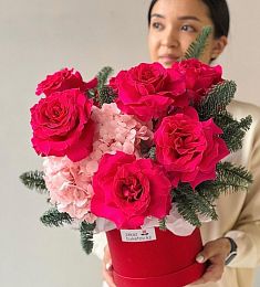 Композиция "Лулу" из роз, гортензий и нобилиса