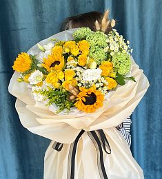 Букет "Golden" из Подсолнух и Лизиантусов 