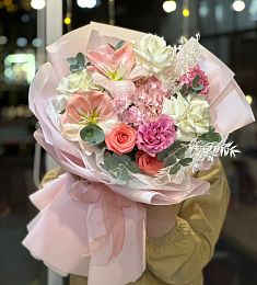 Композиция "Vibrant" из гортензии, роз, гвоздик, амариллиса и рускуса