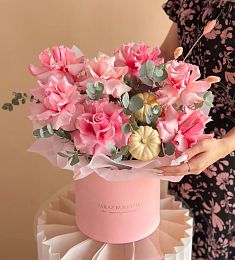 Композиция "Лира" S 7 роз и кукурбита в коробке