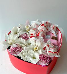 Композиция "In love". Орхидеи, диантусы, лизиантусы и сладости