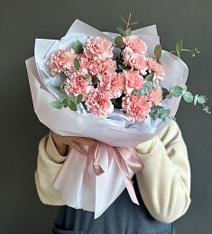 Букет из 13 гвоздик с эвкалиптом