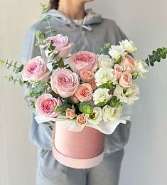 Композиция в коробке "Каллисто" 1.0 с лизиантусов и розами в коробке