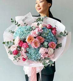 Букет "Яркий" с гортензией, лизиантусом и пионовидной спрей розой