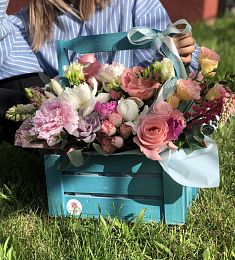 Деревянный ящик с цветами "Ягодный микс" с розами, пионами и фрезией