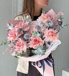 Букет «Беатриз» из роз, эрингиума и эвкалипта 