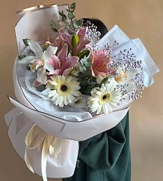 Композиция "Сандерс" из лилий, орхидей и гербер