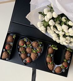 Клубничный бокс "I love u black 2.0" клубника в молочном шоколаде