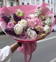 Букет "Luinta" с альстромерией, гортензией, дельфиниумом, маттиолой и пионом