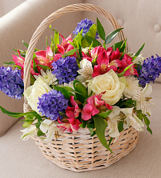 Композиция "Бабушкины сказки" с розой, альстромерией и гиацинтом