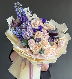 Композиция "Alexania" из роз, ирисов, гвоздик и дельфиниума