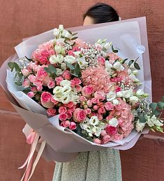 Букет "Летний Париж" из Лизиантусов, гортензий, гвоздик и роз