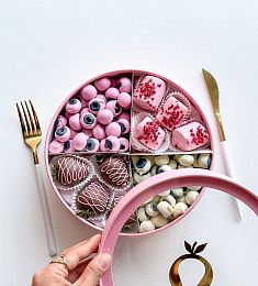 Клубничный бокс "Ардеко Pink" клубника, голубика и бананы в шоколаде