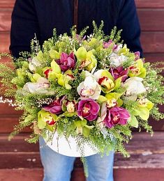 Композиция "Джейри" из орхидей и грин-белл в коробке