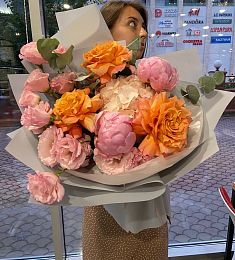 Букет "Charminghostess" из гортензий, роз и пионов