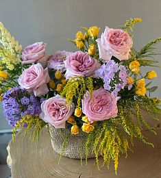 Букет в корзине "Теплый бриз" из роз