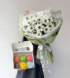 Сет "Яркий день" букет хризантем и пирожные моти