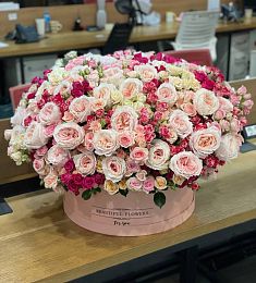 Композиция "Диера" из пионовидных и кустовых роз