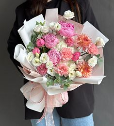 Композиция "Амандария" из пионов, георгинов, гвоздик и лизиантусов