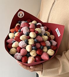 Клубничный букет «Ягодный микс» клубника в шоколаде и свежие ягоды