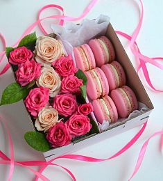 Букет "Кокетка" из цветов и макарун