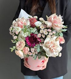 Композиция "Шарми" из гербер, роз, лизиантусов и георгинов в коробке