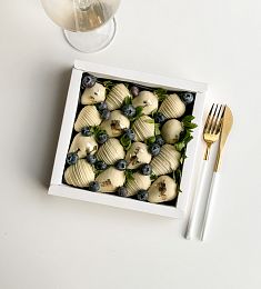 Клубничный бокс "Bride" с клубникой в белом итальянском шоколаде