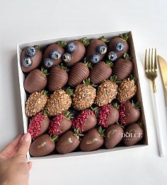 Клубничный бокс "Жанна" клубника в молочном итальянском шоколаде