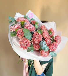 Букет "Розмари" S из гвоздик и эвкалипта