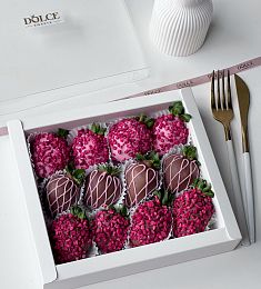 Клубничный бокс "Влюбленность" клубника в розовом и молочном шоколаде