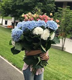 Букет "Королевский" из гортензий, лизиантусов и эвклипта