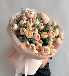 Букет "Clara" из пионовидных роз и эвкалипта