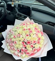Букет из 101 белой и розовой розы