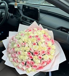 Букет из 101 белой и розовой розы