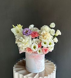 Композиция "Данди" из роз, лизиантусов, гвоздик  гладиолуса