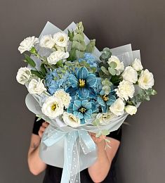 Букет "A Touch of Spring" из гвоздик, гортензии, лизиантусов и тюльпанов