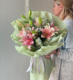 Букет "Глория" из лилий и эвкалипта 